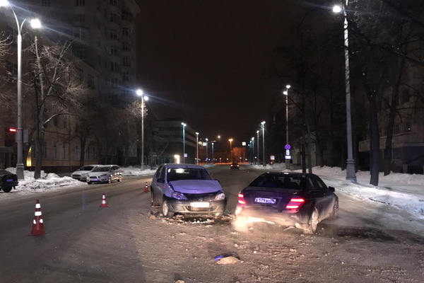 В центре Екатеринбурга Mercedes подставился под Renault - Фото 1