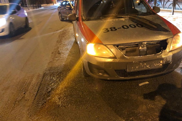 В Екатеринбурге маленький мальчик попал под машину, перебегая оживленную магистраль - Фото 1