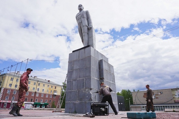 Администрация Ревды решила опросить горожан, хотят ли они сноса памятника Ленину - Фото 1