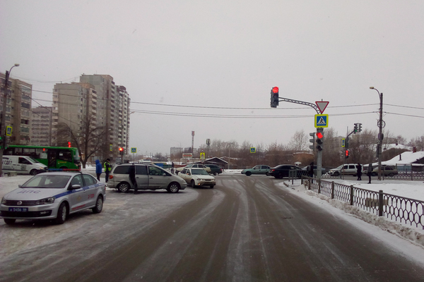 В Екатеринбурге в столкновении двух иномарок пострадал 5-летний мальчик - Фото 1