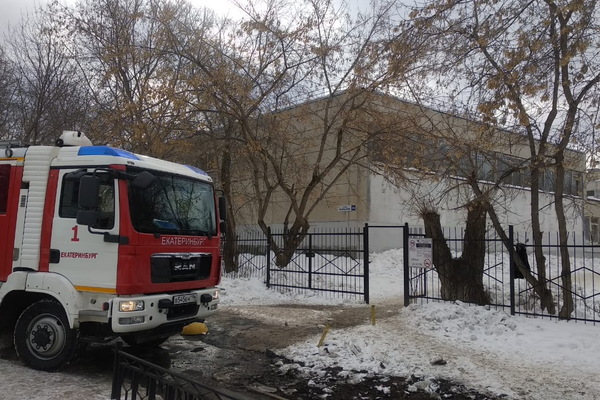 В Екатеринбурге из-за короткого замыкания из школы №146 эвакуировали 200 человек - Фото 1