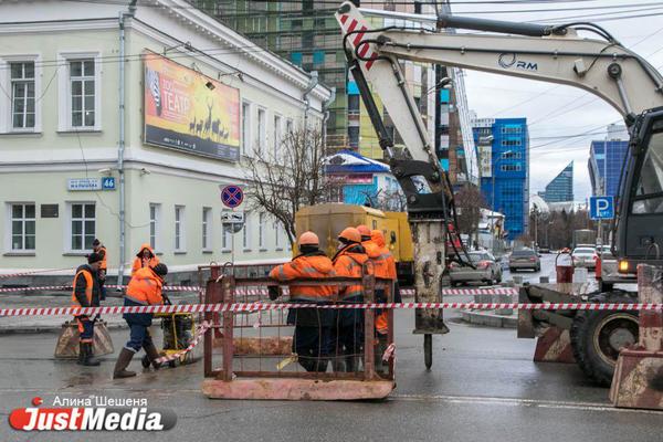Водоканал внезапно перекопал улицу в центре Екатеринбурга - Фото 1