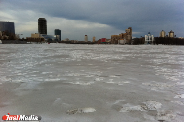 Спасатели назвали толщину льда на Городском пруду - Фото 1