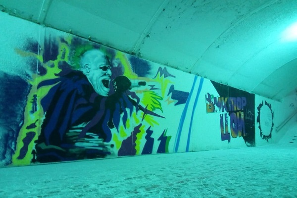 В подземном переходе на Плотинке нарисовали портрет вокалиста The Prodigy - Фото 1