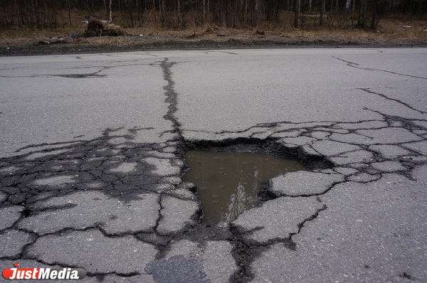 Первоуралец отсудил у «Свердловскавтодор» 130 тысяч рублей за яму на дороге, куда залетел его  BMW Х5 - Фото 1