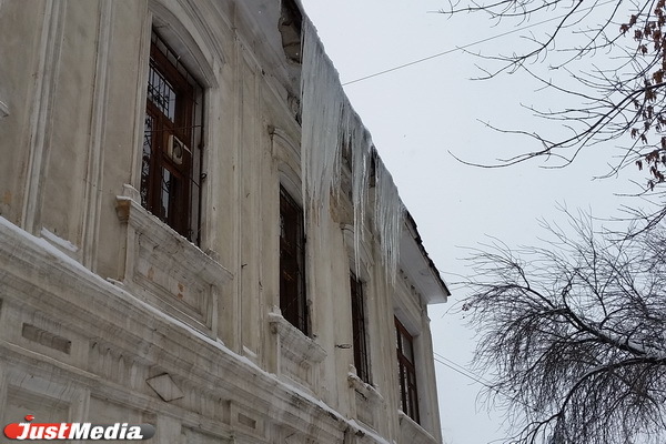На Елизавете глыба льда, упавшая с крыши пятиэтажки, покалечила женщину - Фото 1