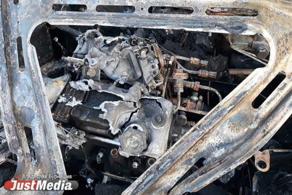 В Екатеринбурге ночью сгорели Peugeot, Mazda и Nissan - Фото 1