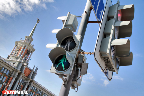 Администрация Екатеринбурга заплатит 95 миллионов рублей за замену светофоров - Фото 1