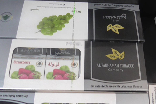 В Кольцово в багаже пассажира из Баку нашли 6 килограммов табака для кальяна и три блока сигарет - Фото 1
