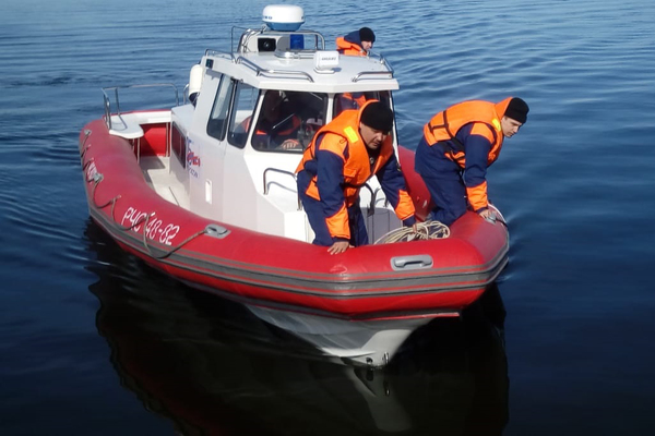 На Белоярском водохранилище 45 спасателей продолжают искать тело утонувшего мужчины - Фото 1