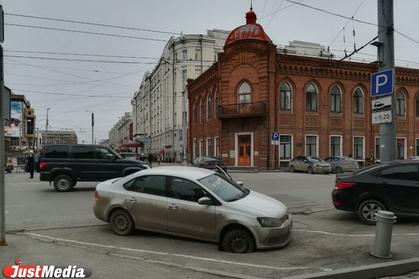 В центре Екатеринбурга платная парковка ушла под землю вместе с автомобилем - Фото 1