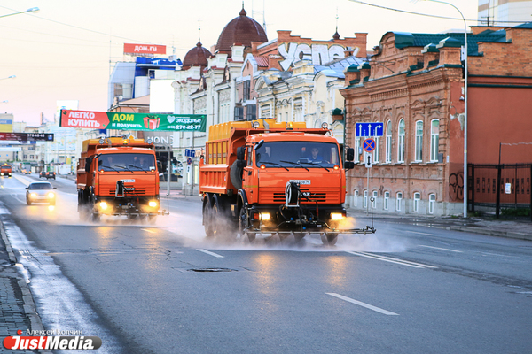 В Екатеринбурге коммунальщики начали мыть улицы города с шампунем - Фото 1