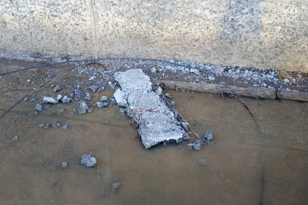 В Североуральске на 16-летнего подростка с крыши пятиэтажки упала железобетонная плита - Фото 1