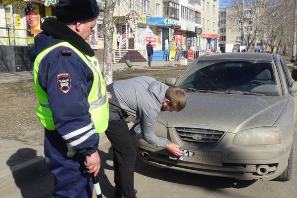 Свердловские гаишники поймали больше 1000 водителей на машинах с грязными номерами - Фото 1
