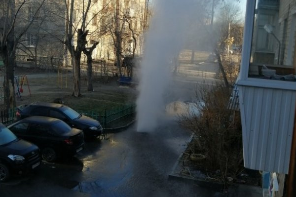На Химмаше во дворе многоэтажки прорвало трубу с горячей водой - Фото 1