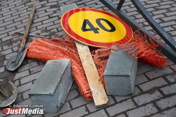 В Екатеринбурге на ребенка упал дорожный знак - Фото 1