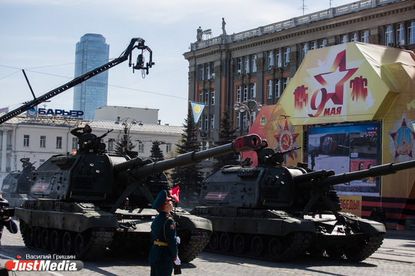 В Екатеринбург ради парада Победы свезли военную технику из других регионов - Фото 1