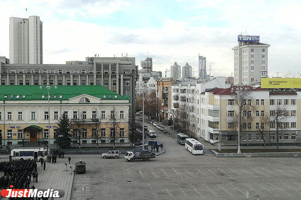 В Екатеринбурге из-за репетиции парада Победы эвакуируют транспорт, припаркованный на улице Володарского - Фото 1