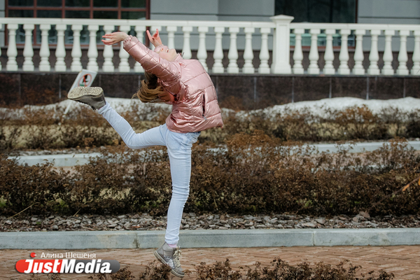  Полина Губина, восьмилетняя гимнастка: «У человека при любой погоде должно быть хорошее настроение». В Екатеринбурге 0 градусов - Фото 1
