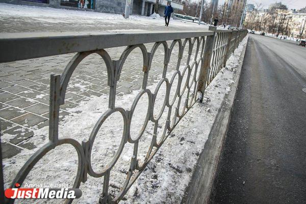 В Екатеринбурге установят новые дорожные ограждения на шести перекрестках - Фото 1