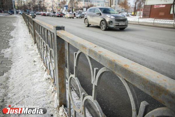 В Екатеринбурге сквер Седова обнесут пешеходными ограждениями - Фото 1