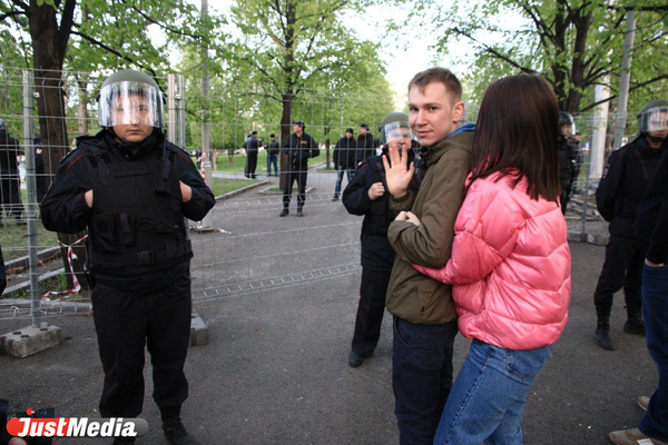 Наказания за участие в стихийном митинге избежал лишь один задержанный житель Екатеринбурга - Фото 1