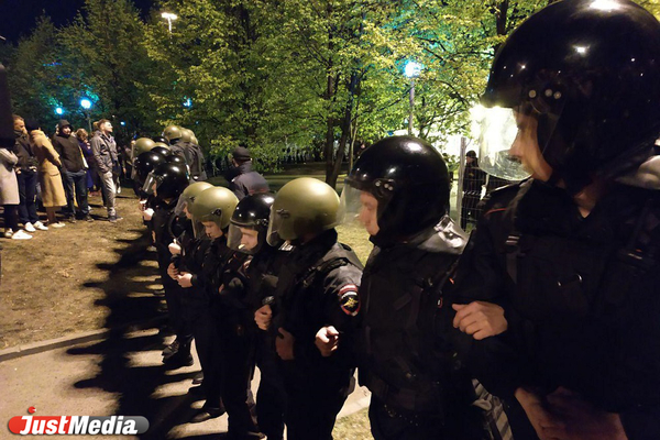 В полиции рассказали, сколько на самом деле задержали человек во время акции у Драмтеатра - Фото 1
