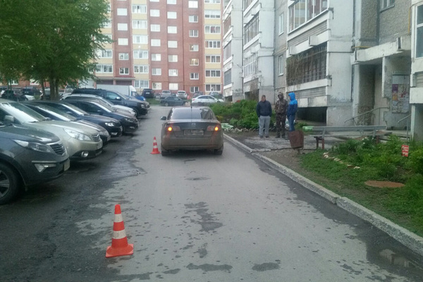 В одном из дворов Березовского водитель Mazda 6 сбил ребенка - Фото 1