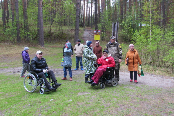 Инвалиды-колясочники протестировали специально оборудованную туристическую тропу в парке Бажовские места - Фото 1