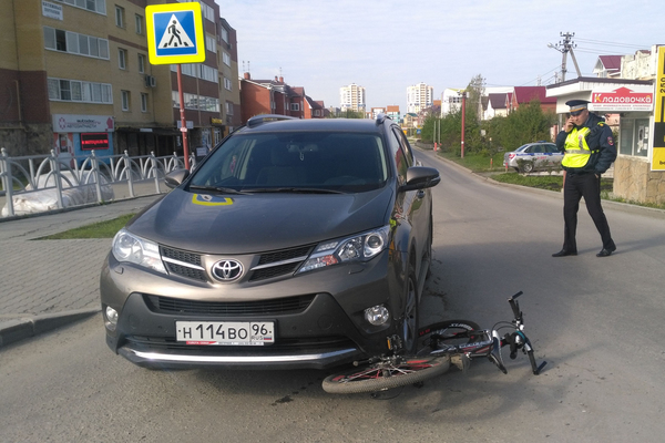В Екатеринбурге автоледи на Toyota сбила на «зебре» 12-летнего велосипедиста - Фото 1