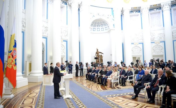 Путин наградил свердловского губернатора орденом Александра Невского - Фото 1