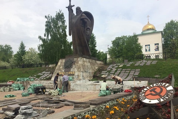 В Екатеринбурге начался ремонт памятника «Седой Урал» - Фото 1