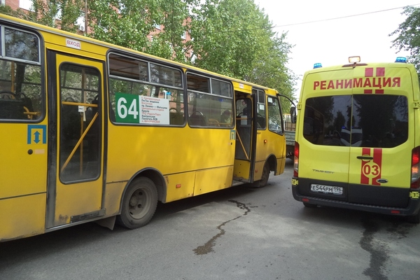 В Екатеринбурге в массовом ДТП пострадали пять пассажиров автобуса - Фото 1
