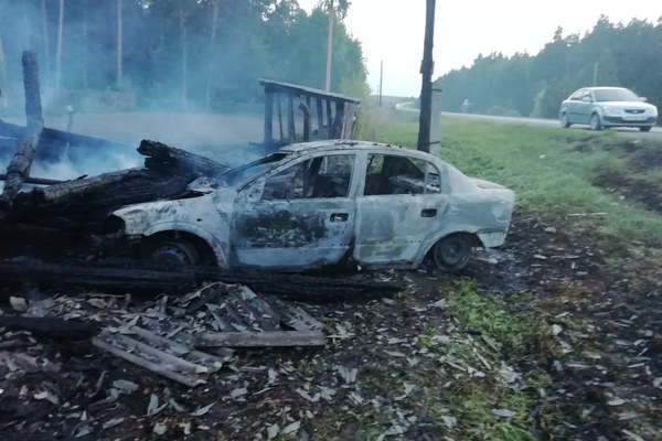 В Свердловской области в результате ДТП сгорела машина и частный дом, где жила семья с годовалым ребенком - Фото 1
