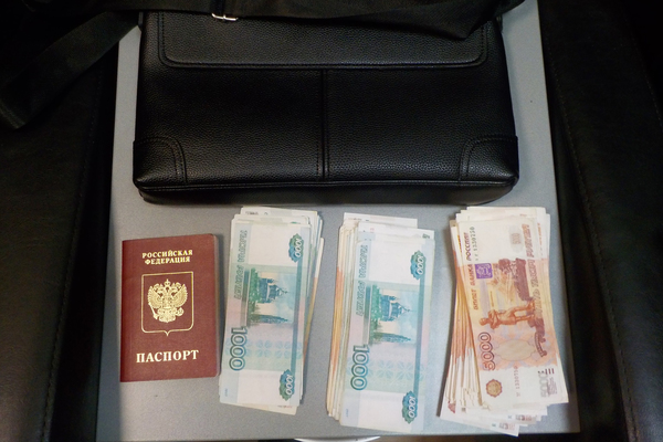 Несколько пассажиров рейса Екатеринбуг-Душанбе пытался незаконны вывезти 3 млн рублей - Фото 1