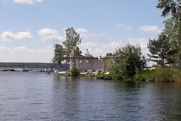 На берегу Белоярского водохранилища снесли незаконное кафе «Цунами» - Фото 1