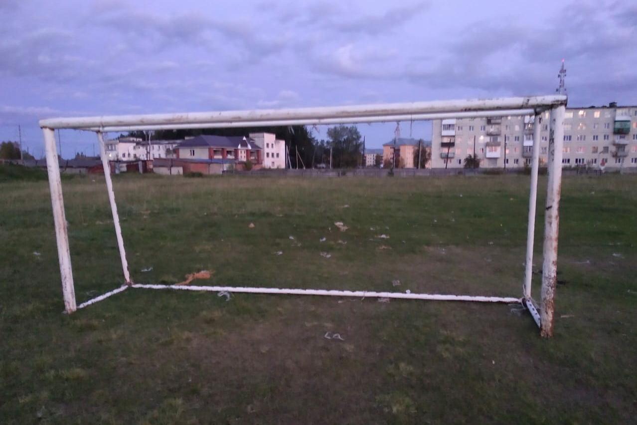 В Ивделе подросток погиб после падения на него футбольных ворот - Фото 1