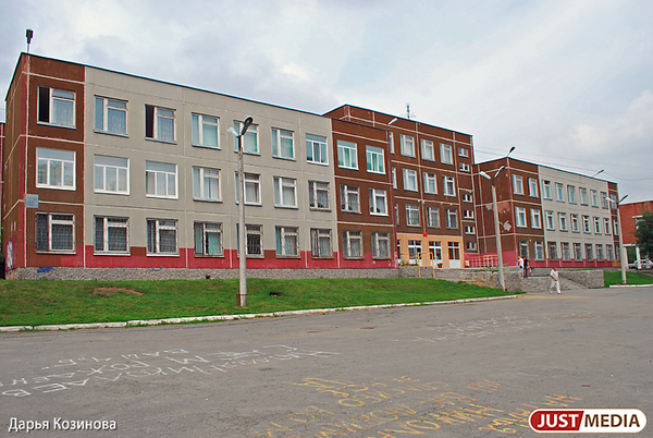 В Екатеринбурге будут судить родителей четырех детей, которые подали липовые документы для зачисления в школу - Фото 1