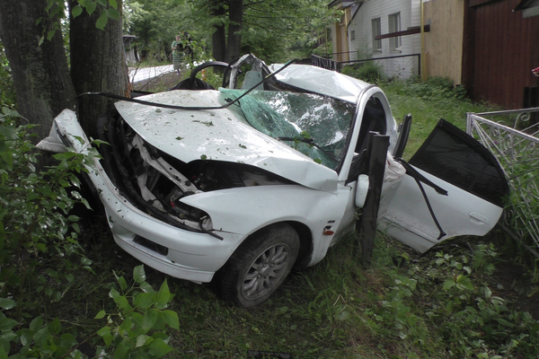 В Кушве бесправный водитель Mitsubishi на скорости 170 км в час влетел в дерево - Фото 1