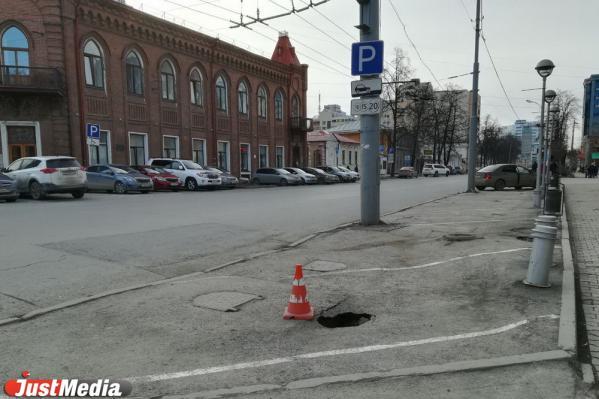 В Екатеринбурге на улице Розы Люксембург отремонтируют парковочные карманы с проваливающимся асфальтом - Фото 1