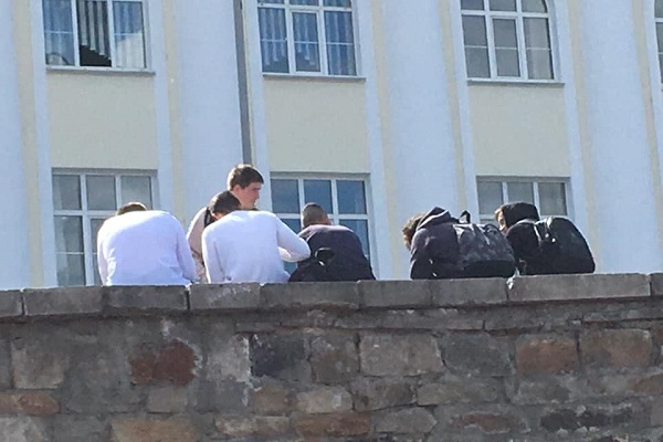 «Поймать их невозможно». Уральские гиды пожаловались на студентов колледжа имени Ползунова, которые кидаются окурками в туристов - Фото 1