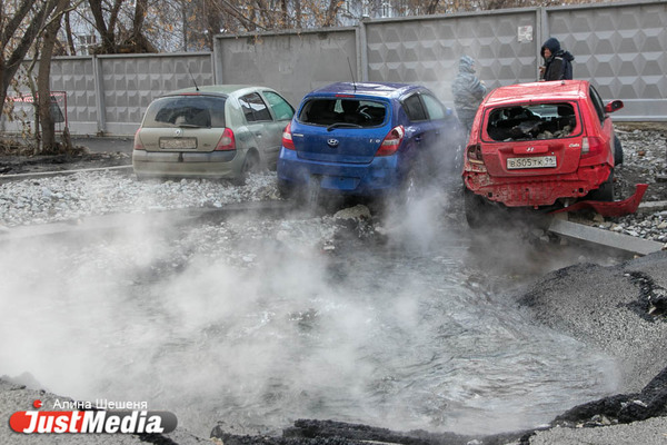 Во время опрессовок в Екатеринбурге из-за повреждений сети пострадали два автомобиля - Фото 1