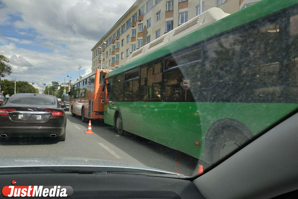 На остановке «Оперный театр» столкнулись два автобуса. Образовалась огромная пробка - Фото 1