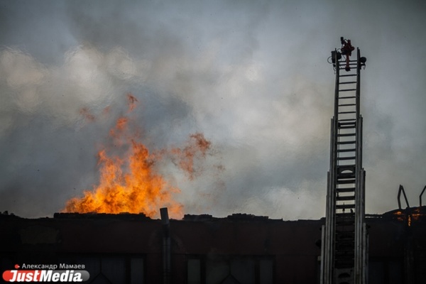 Ночью в девятиэтажке Екатеринбурга горели несколько балконов - Фото 1