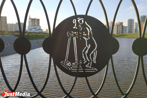 Мост через Патрушиху украсили изображениями значимых памятников Академического микрорайона - Фото 1