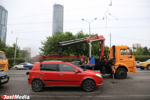По Челюскинцев из-за открытия Макаровского моста массово эвакуируют припаркованные машины - Фото 1