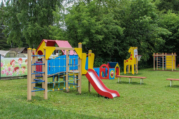 В Красноуфимске по просьбе матери 9 детей построили современный игровой комплекс - Фото 1