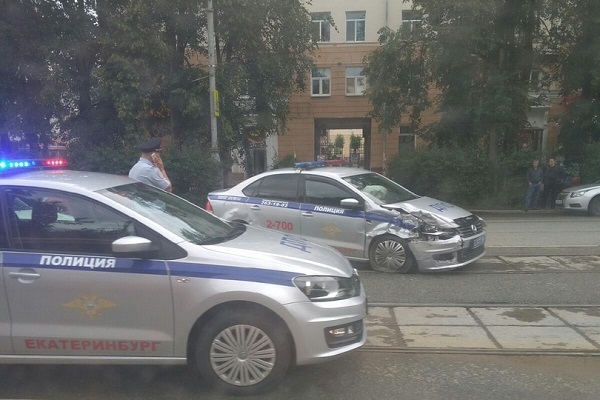 На проспекте Ленина произошла авария с участием автомобиля ДПС - Фото 1