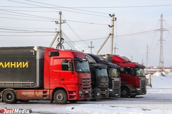 На федеральных трассах Урала вводятся временные ограничения для грузовых машин по габаритам  - Фото 1