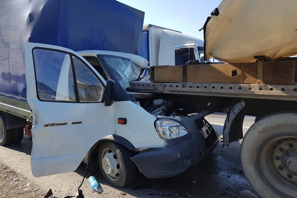 На Тюменском тракте в массовом ДТП с участием тягача погиб водитель «Газели» - Фото 1